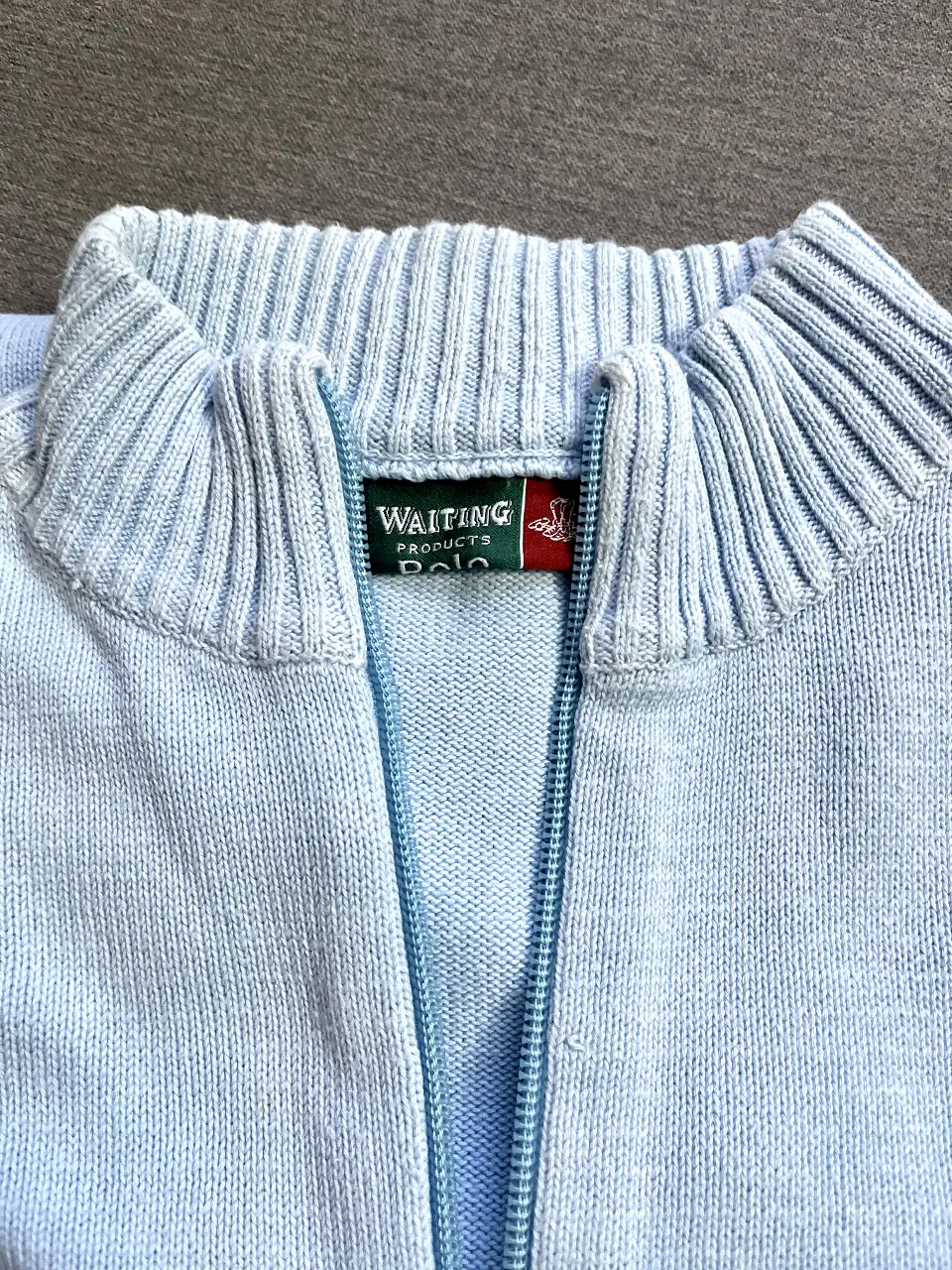 Sweater de hombre celeste con cierre y cuello polera. Ideal para un look casual y abrigado. Marca Polo.