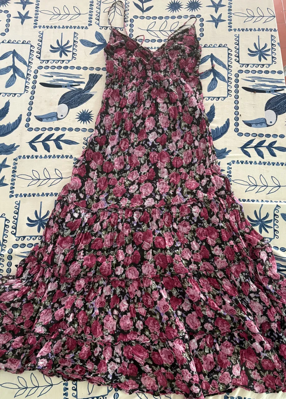 Vestido largo floral con volados y breteles finos. Ideal para un look romántico y fresco.