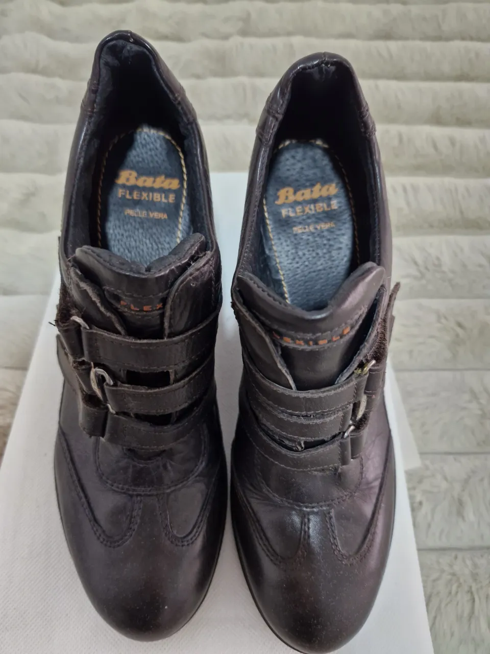 Botines de cuero marrón con hebillas y detalles de diseño. Ideales para un look casual y moderno.