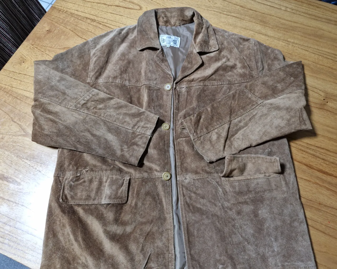 Campera de gamuza marrón, con botones y bolsillos. Ideal para un look casual y vintage.