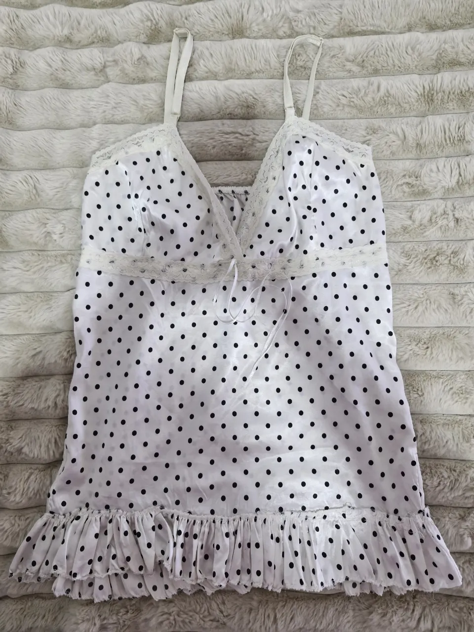 Camisón blanco con lunares negros, con detalles de encaje y volados en el borde inferior. Ideal para un look Y2K.