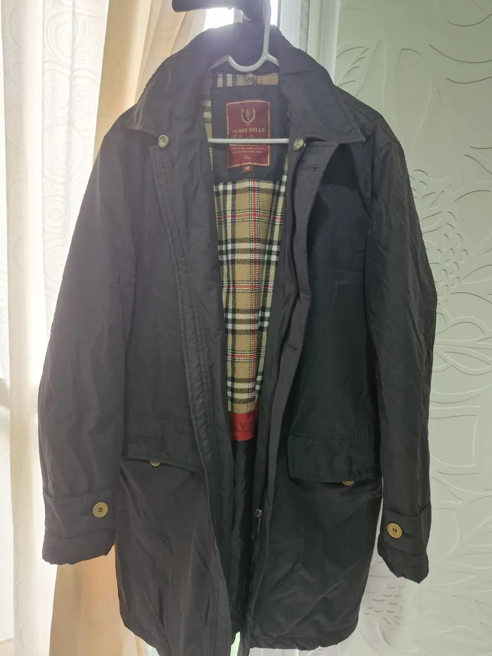 Sobretodo Perry Hills negro con forro a cuadros. Ideal para el invierno, con un estilo clásico y elegante.