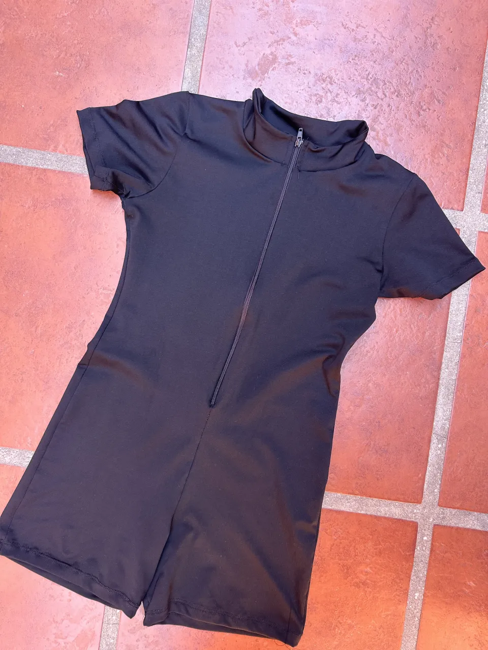 CATSUIT negro con cierre delantero y cuello alto. Deportivo. SIN USO