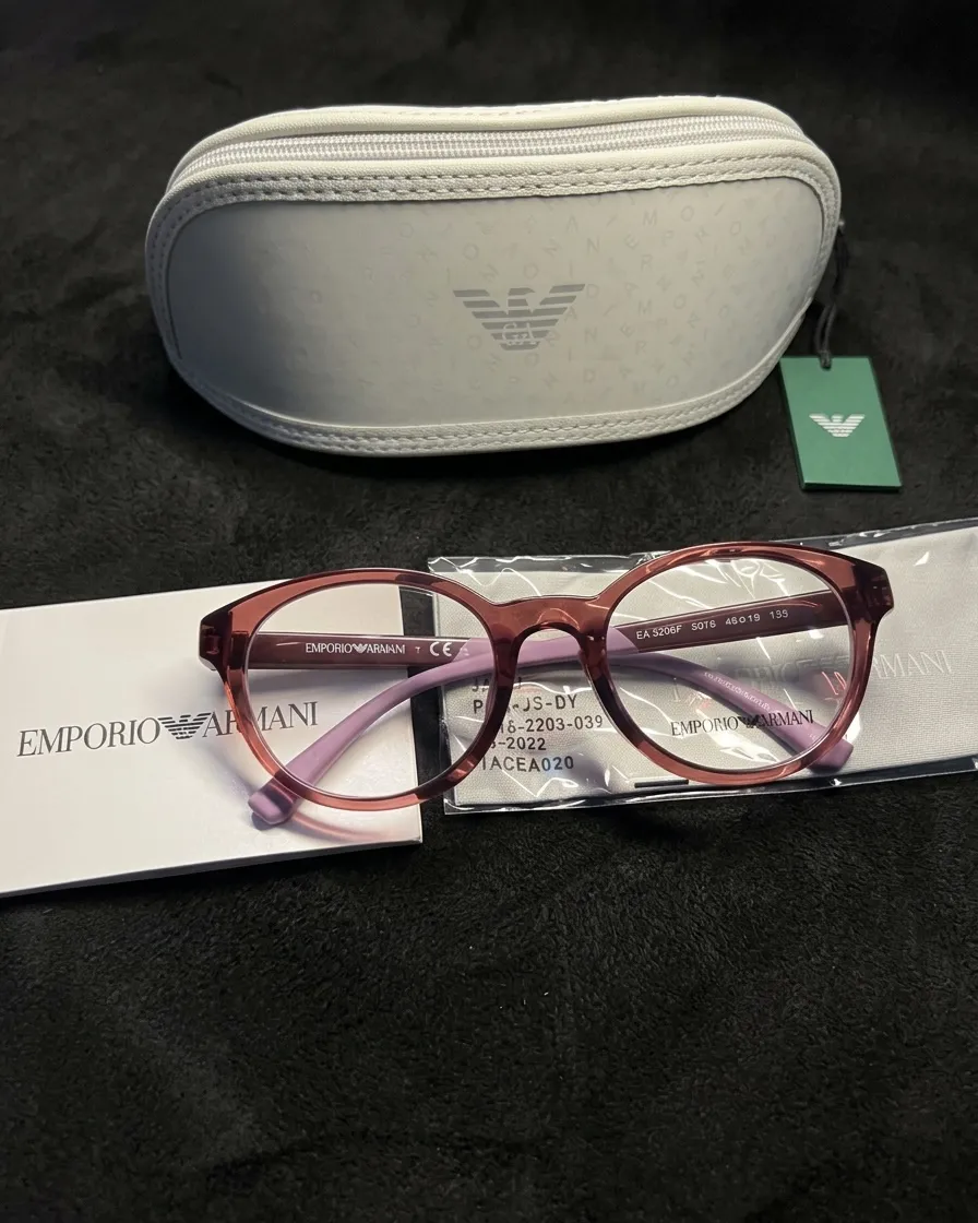 Gafas de Vista Emporio Armani (Modelo EA 3206F 5015. Las medidas son 48口19 135) hipoalergénico.
Material: Acetato de celulosa premium.
Diseño: Rectangular de borde completo con púrpura o bordeaux translúcido. Las patas tienen un acabado bitono, combinando el tono oscuro del frontal con un suave color lila al final.
Accesorios incluidos: Estuche protector, paño de limpieza, documentación y etiquetas.