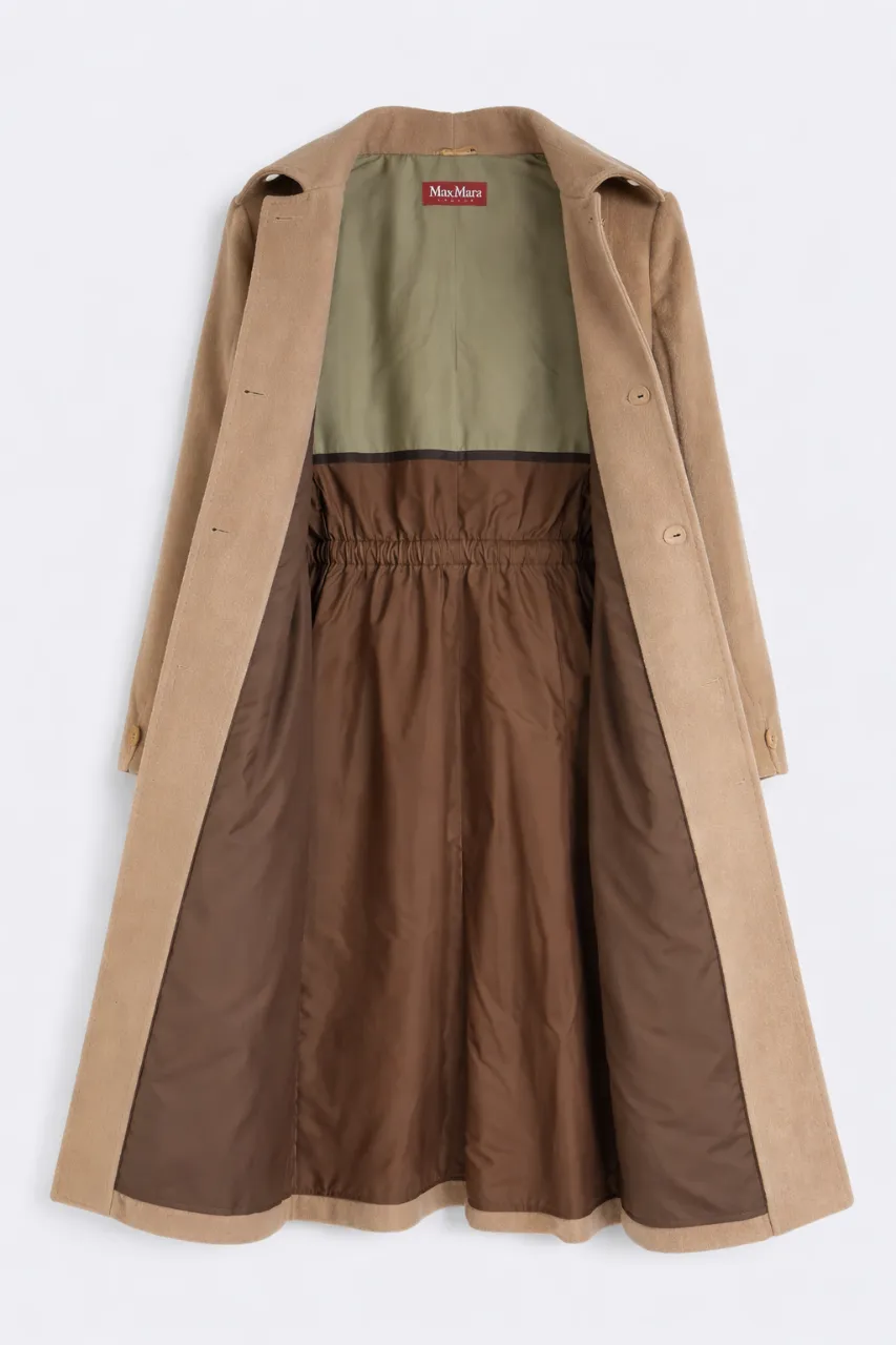 Abrigo midi de paño de pura lana, tipo batín con un detalle integral de costuras de punto sastre. Color camel. Tejido 100% lana virgen.
Producto hecho en Polonia.