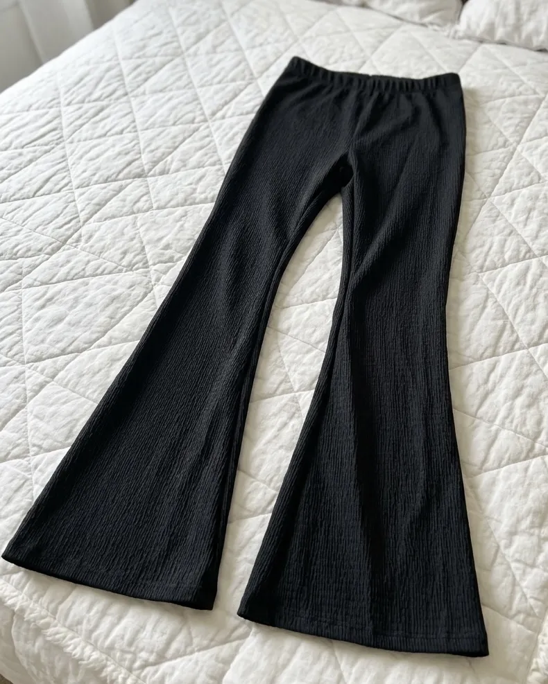 Pantalón tiro alto, campana, con textura. Súper cómodo y canchero, ideal para armar looks divinos.