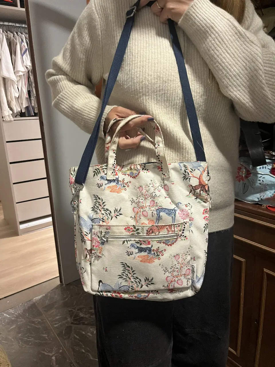 Bolso tote bag de tela con estampado floral y animalitos. Reversible. Posee manijas cortas y correa larga ajustable. Ideal para llevar tus cosas con estilo.