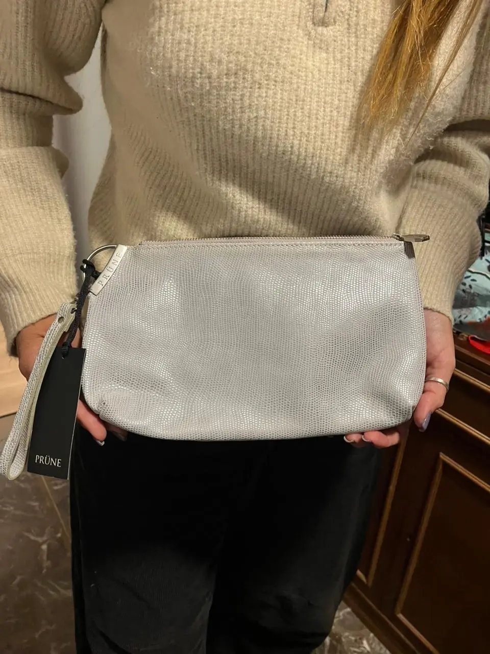 Clutch gris con textura símil reptil, ideal para eventos y salidas. Marca Prüne.