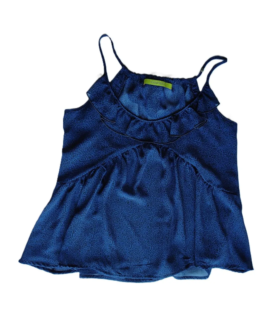 Top de mujer azul con estampado de lunares, breteles finos y volados en el escote. Ideal para un look fresco y femenino.
