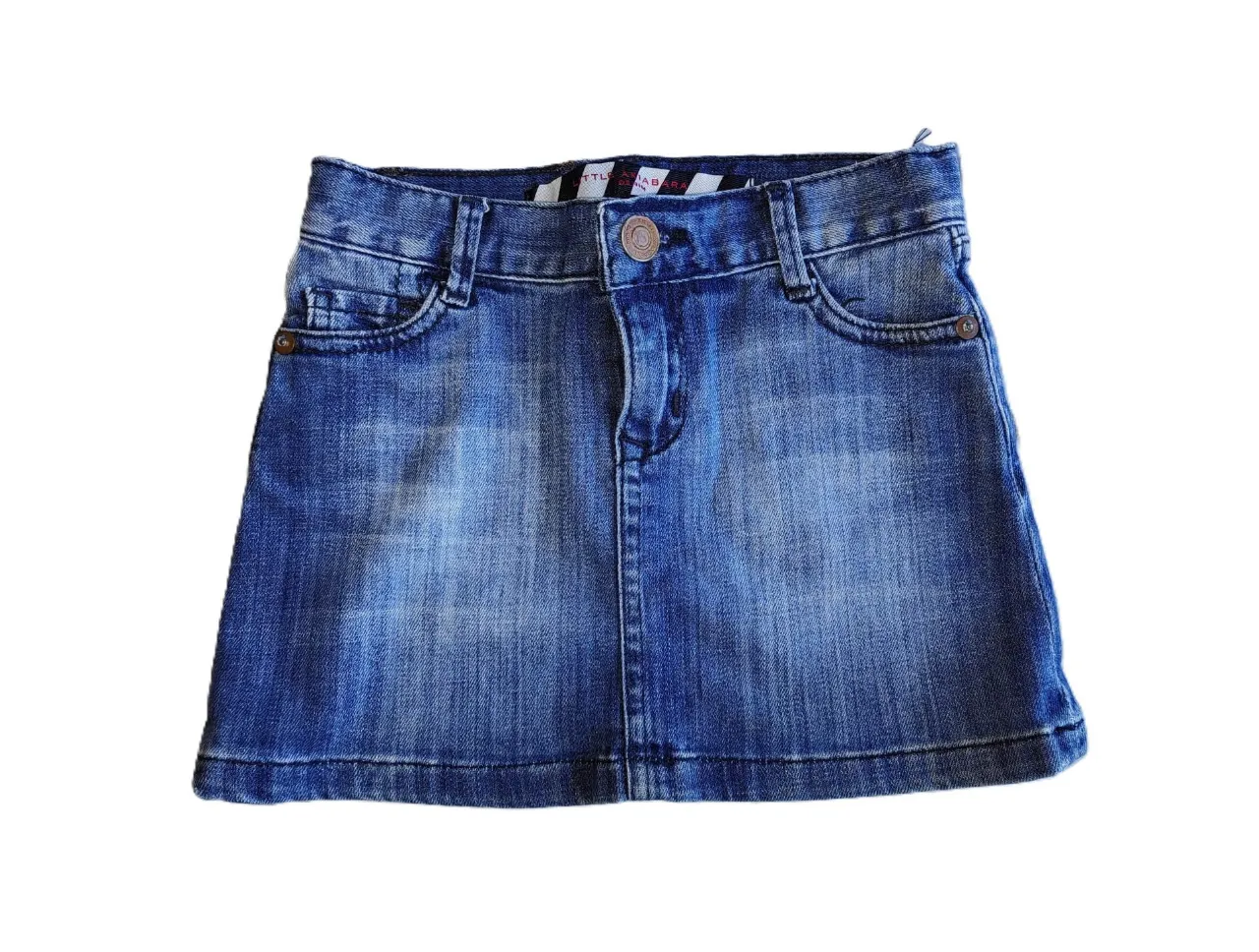 Minifalda de jean azul Little Akiabara para niña. Diseño clásico de cinco bolsillos, con detalles de costuras y etiqueta de la marca en la parte trasera. Ideal para un look casual y cómodo.