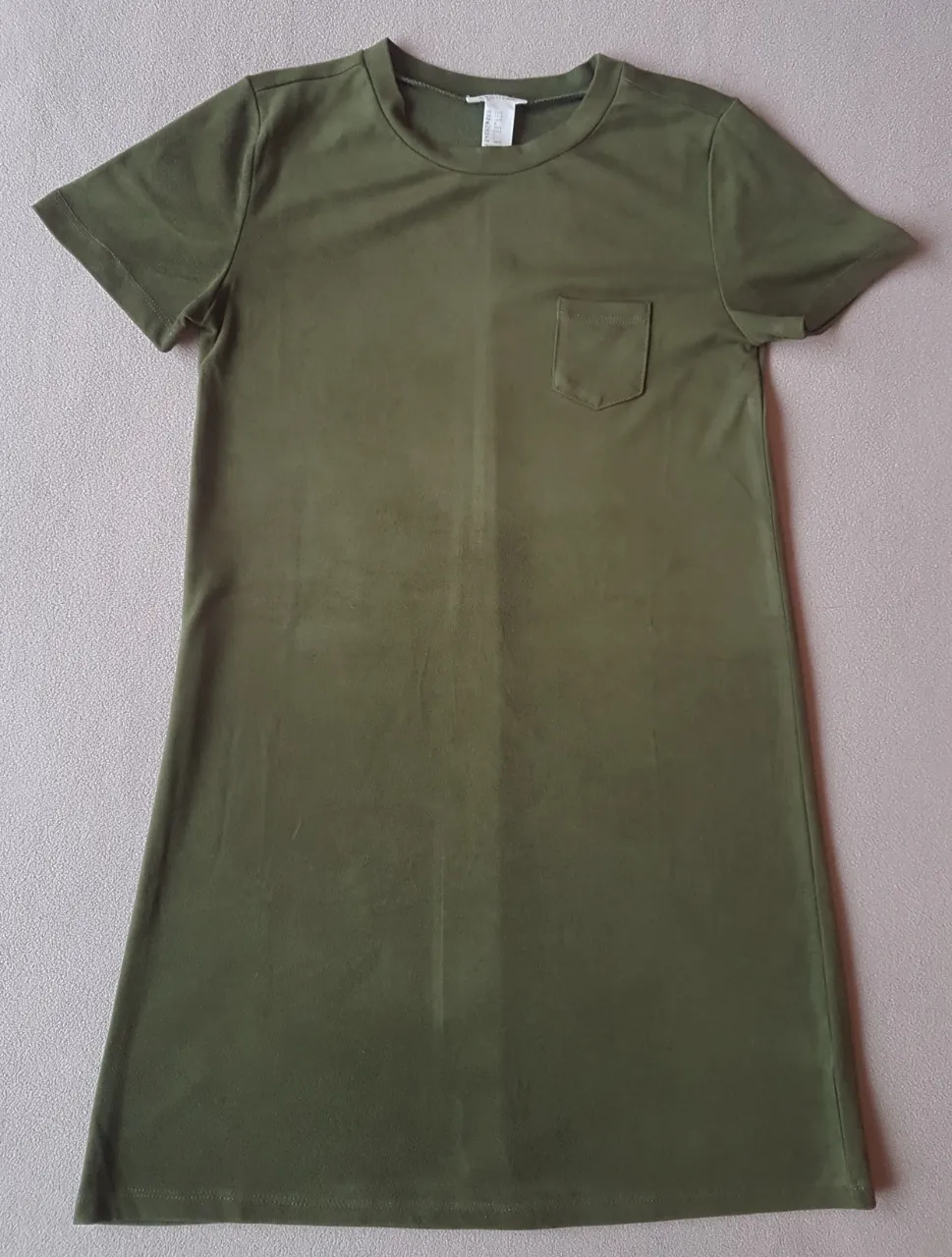 Vestido midi verde militar de Forever 21 Girls, con cuello redondo y bolsillo en el pecho. Ideal para un look casual y cómodo.