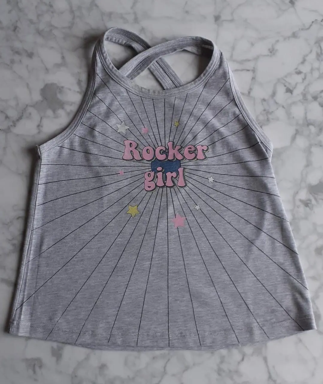 Musculosa gris de mujer con diseño "Rocker Girl" y espalda cruzada. Ideal para un look casual y con estilo.