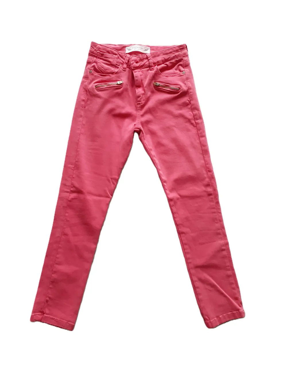 Pantalón de jean recto color rosa para mujer, con detalles de cierre en los bolsillos delanteros. Marca Rapsodia.
