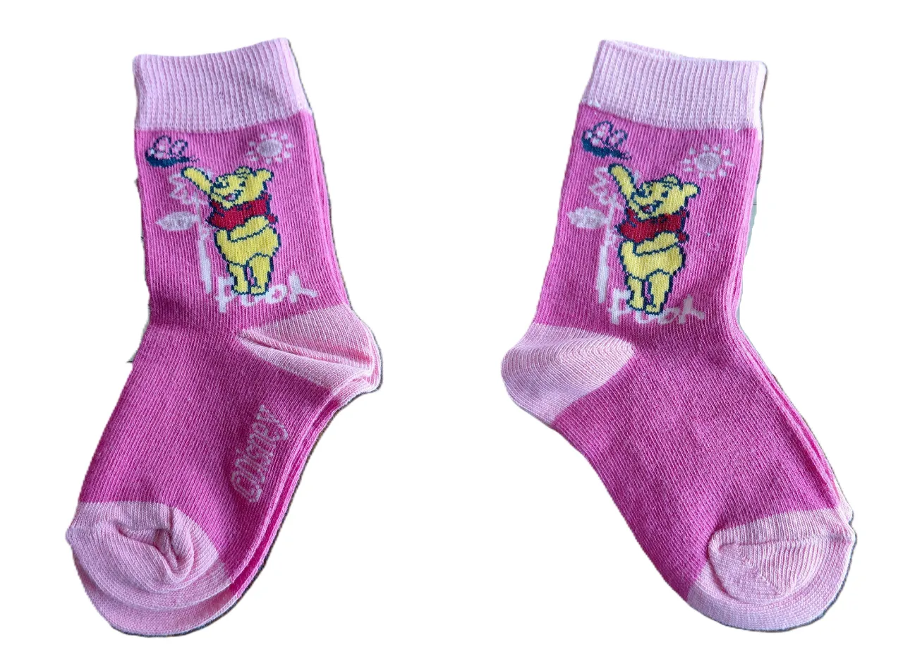 Par de medias rosas con estampa de Pooh y mariposas. El par de medias tiene rayas horizontales rosas y blancas con estampa de Tigger y el número 68.