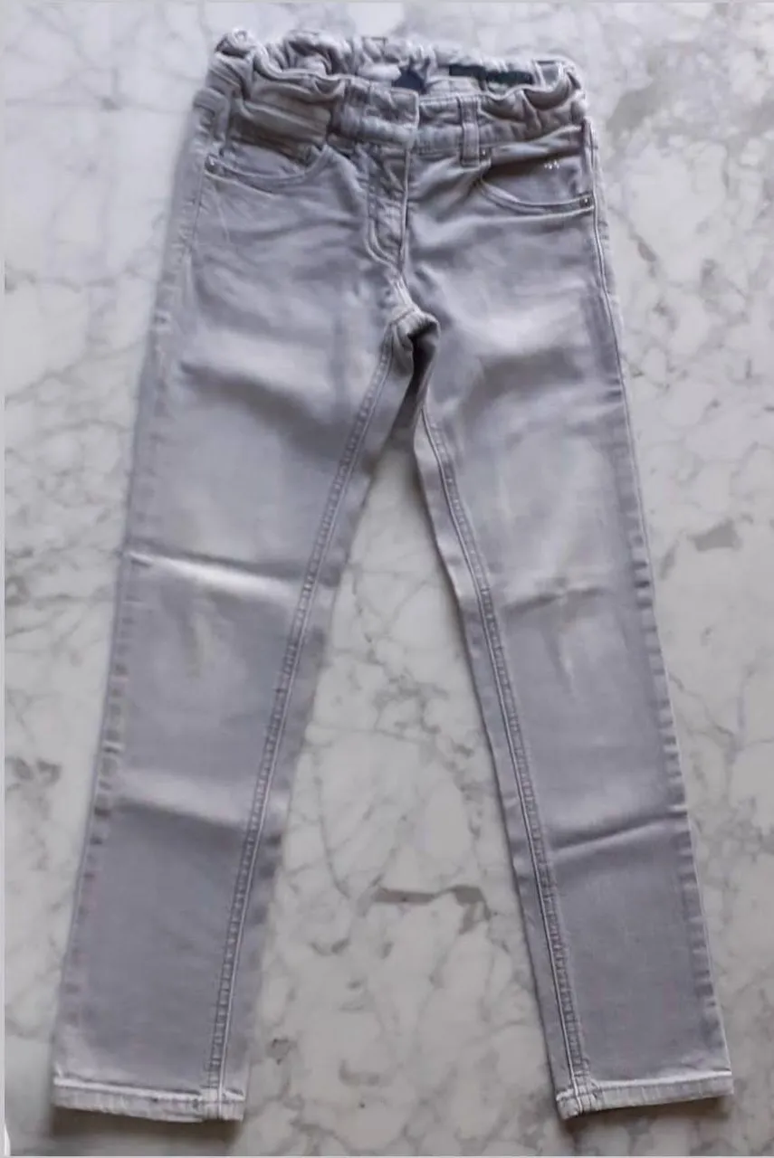 Jeans Skinny grises con detalles de flores bordadas y apliques brillantes. Talle M para niñas de 7-8 años. Marca Benetton.