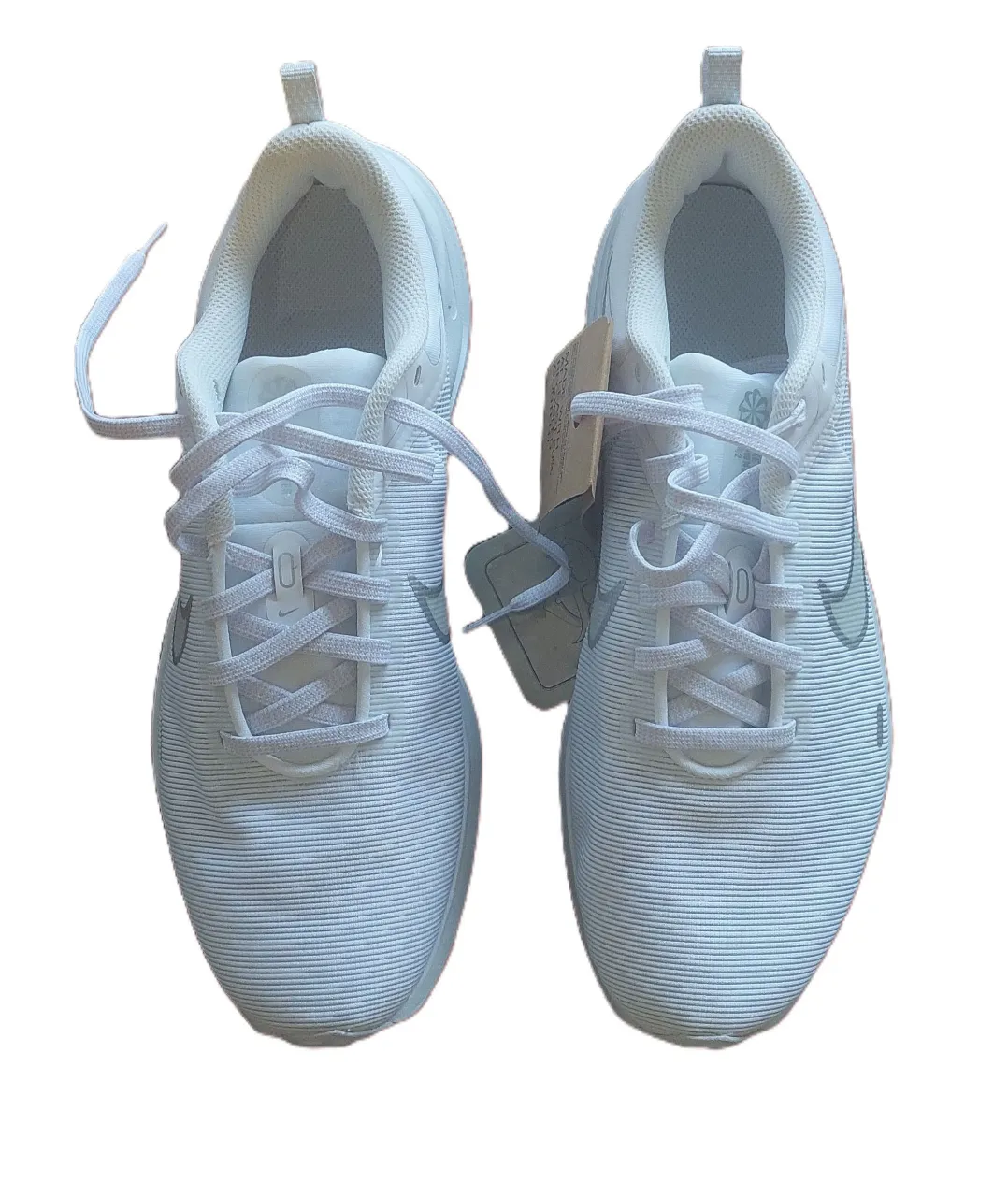 Zapatillas Nike Downshifter 12 blancas para running. Talle 11 US, con logo y detalles en celeste. Ideales para running y uso diario.