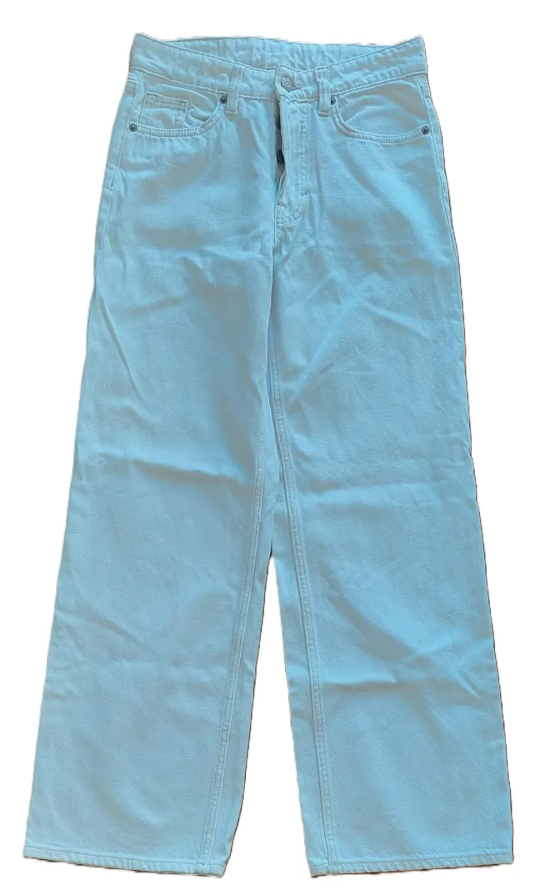 Jeans  de mujer, color blanco. Talle amplio, tiro medio y corte wide leg. Ideal para un look casual y moderno.