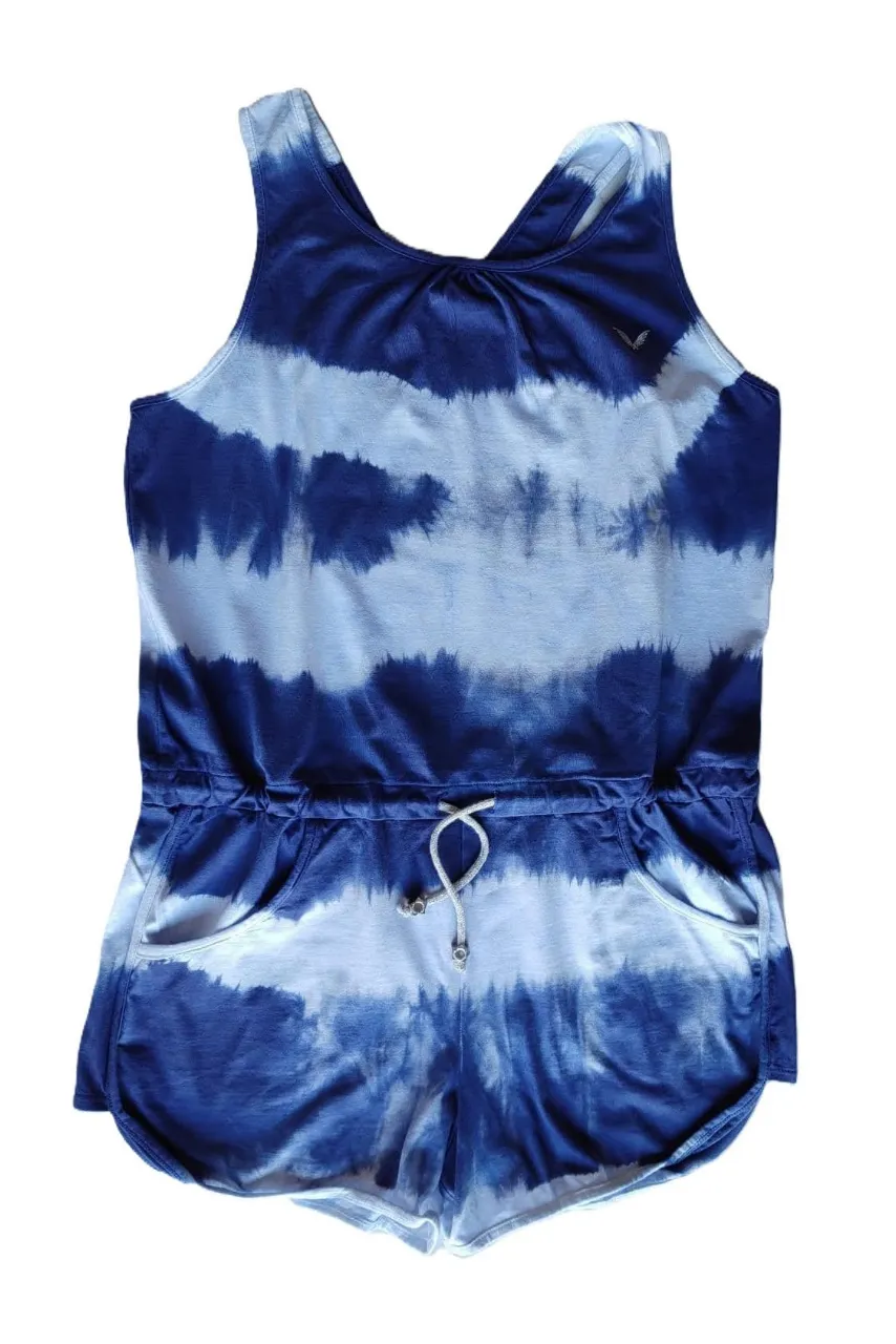Mono corto de mujer con estampado tie dye en tonos azules y blancos. Cuenta con cintura elastizada con cordón ajustable y bolsillos laterales. Ideal para un look casual y fresco.
