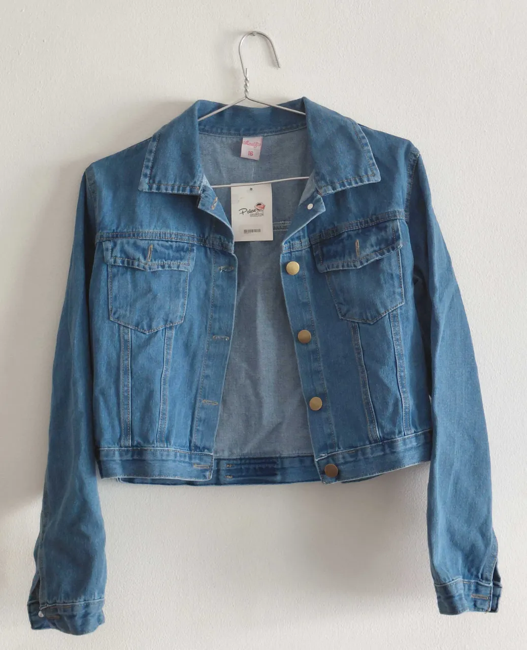 Campera de jean clásica, ideal para completar cualquier look. Con botones y bolsillos frontales, es una prenda versátil y canchera.