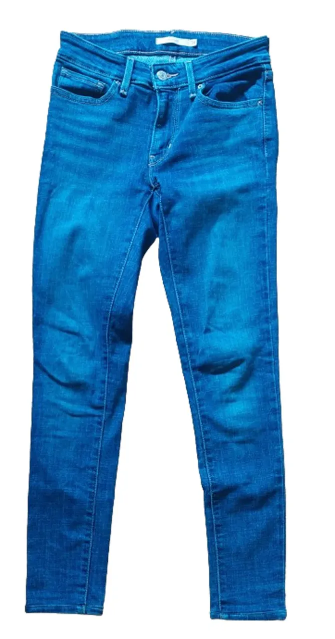 Jeans 711 Skinny de mujer, tiro alto, color azul. Un clásico de Levi's, ideal para un look casual y versátil.