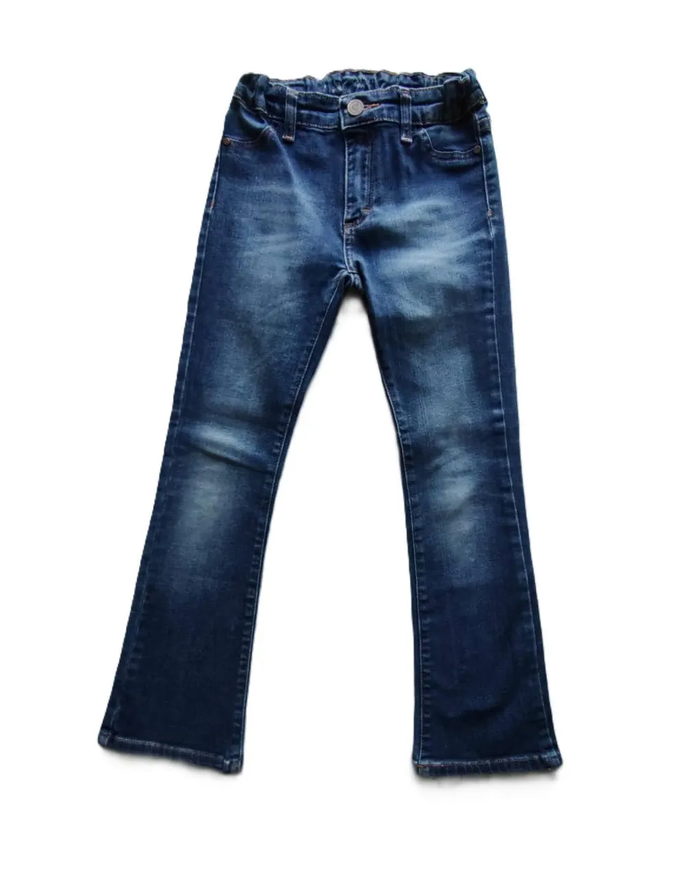 Jeans de niña, corte campana, con detalles de parches en la parte trasera. Tiro medio y cintura elastizada para mayor comodidad. Un clásico renovado para un look moderno y canchero.