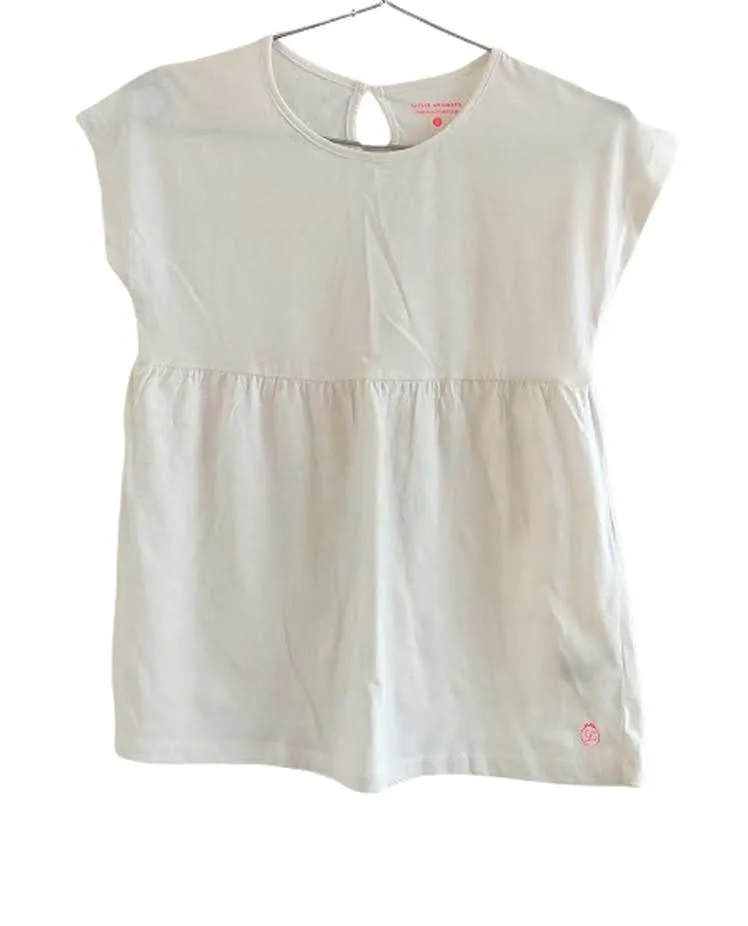 Blusa blanca de niña, con detalle de fruncido en la cintura y abertura en la espalda. Ideal para un look casual y cómodo.