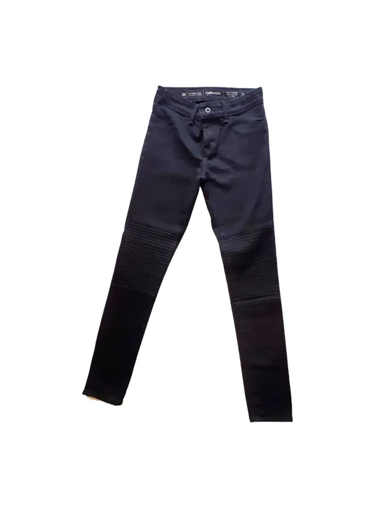 Jeans negro de hombre, corte recto, con detalles en las rodillas. Talle 26. Marca Etiqueta Negra.