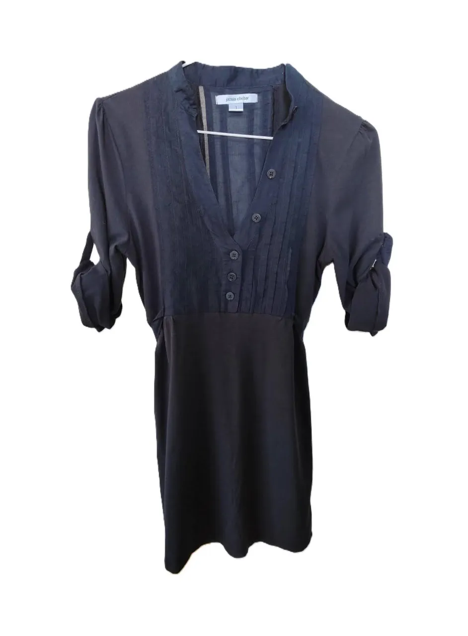 Camisola negra de mujer, con detalle de botones y pliegues en el frente. Mangas 3/4 con detalle de botón. Incluye cinturón. Ideal para una salida o el trabajo.