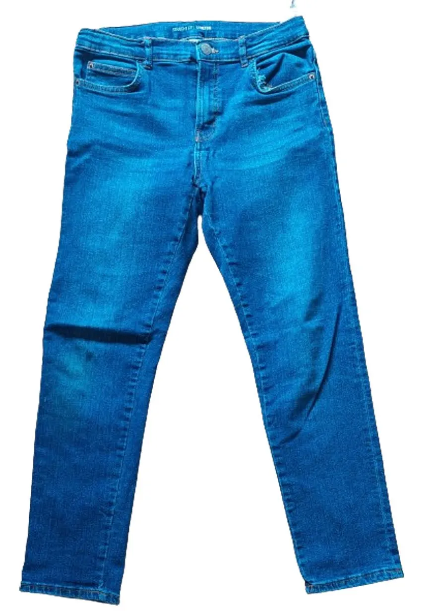 Jeans rectos de denim azul, tiro medio, con ajuste recto y etiqueta de la marca Zara. Ideal para un look casual y versátil.