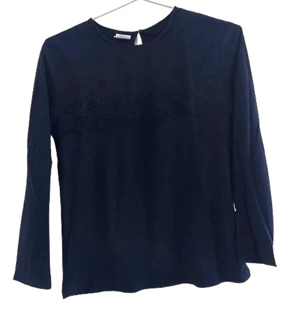 Blusa de manga larga azul marino para niña de la marca Zara Kids, con detalle de broderie en el pecho y abertura en la espalda con botón.