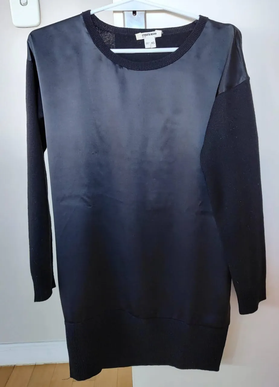 Vestido largo de mujer, negro, con mangas largas y cuello redondo. Confeccionado en cashmere y seda, ideal para el invierno. Estilo elegante y cómodo.