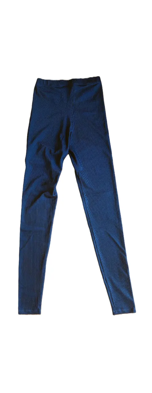 Calza azul marino de morley, con talle alto y textura acanalada. Perfecta para un look comfy o deportivo.