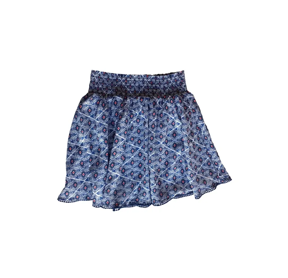 Short de mujer con cintura elastizada y estampado geométrico en tonos azules y blancos. Ideal para un look fresco y cómodo.