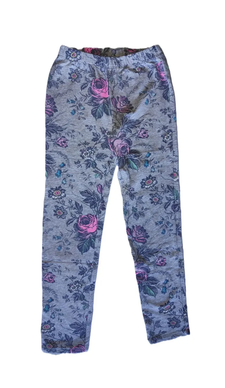 Calzas de niña GAP con estampado floral en tonos grises y rosas. Talle 6-7, ideales para un look cómodo y con estilo.