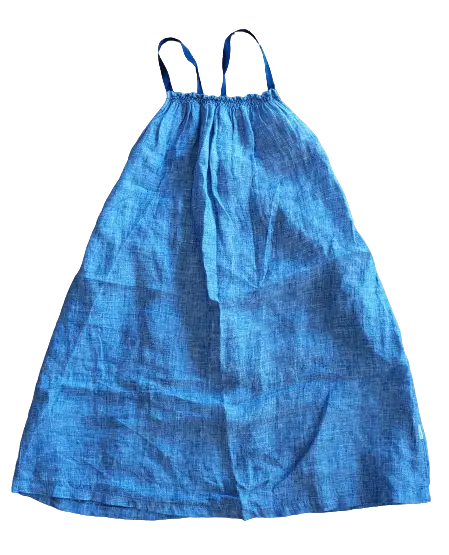 Vestido mini de niña, con tirantes finos y detalle fruncido en la cintura. Diseño fresco y ligero, ideal para el verano. Confeccionado en tela suave y cómoda.