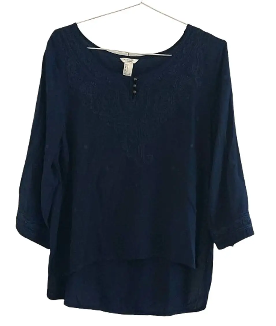 Blusa azul marino de manga larga con detalle de encaje en el pecho. Ideal para un look elegante y versátil.