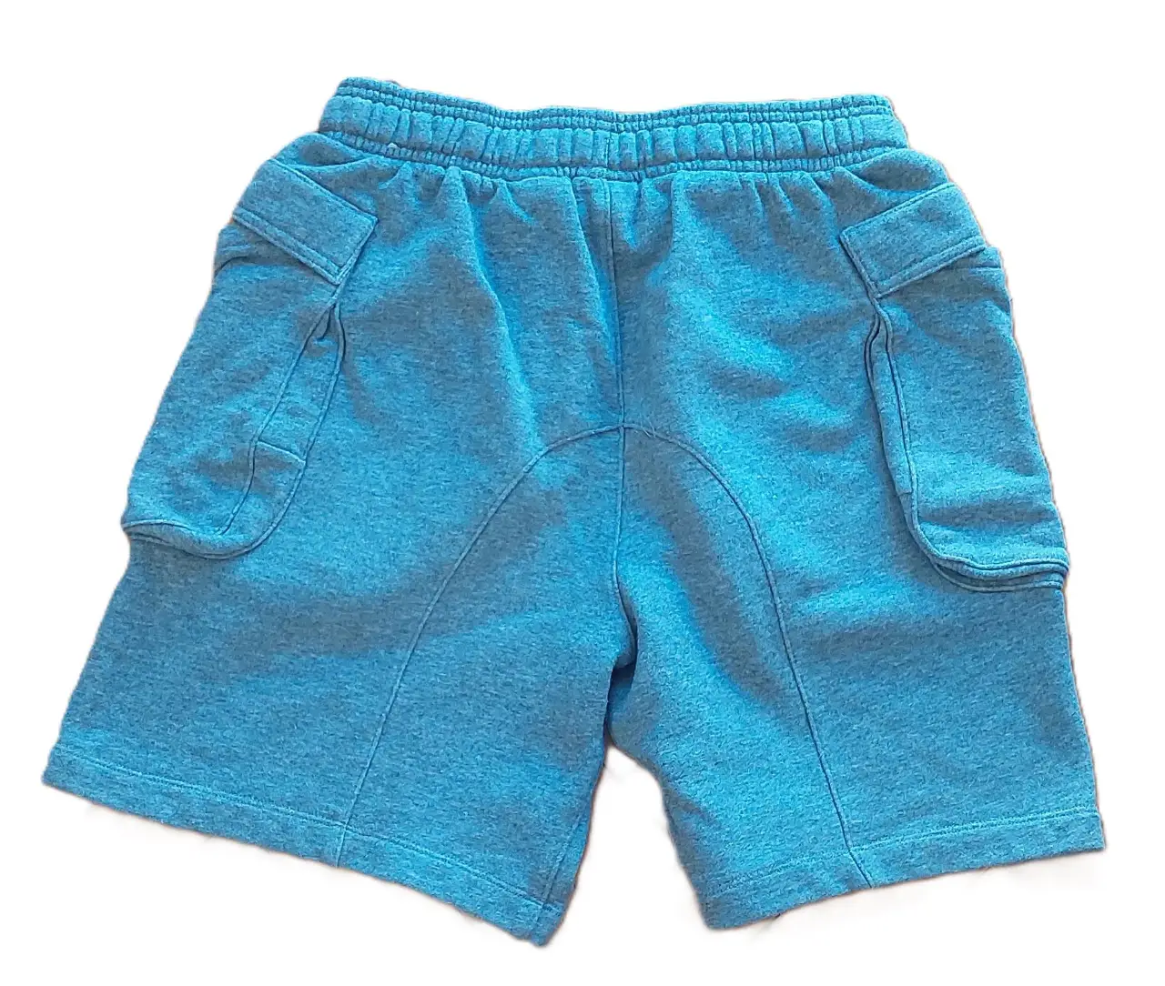 Short deportivo de hombre, color azul, con bolsillos laterales amplios y cintura elastizada. Ideal para actividades deportivas o uso casual.