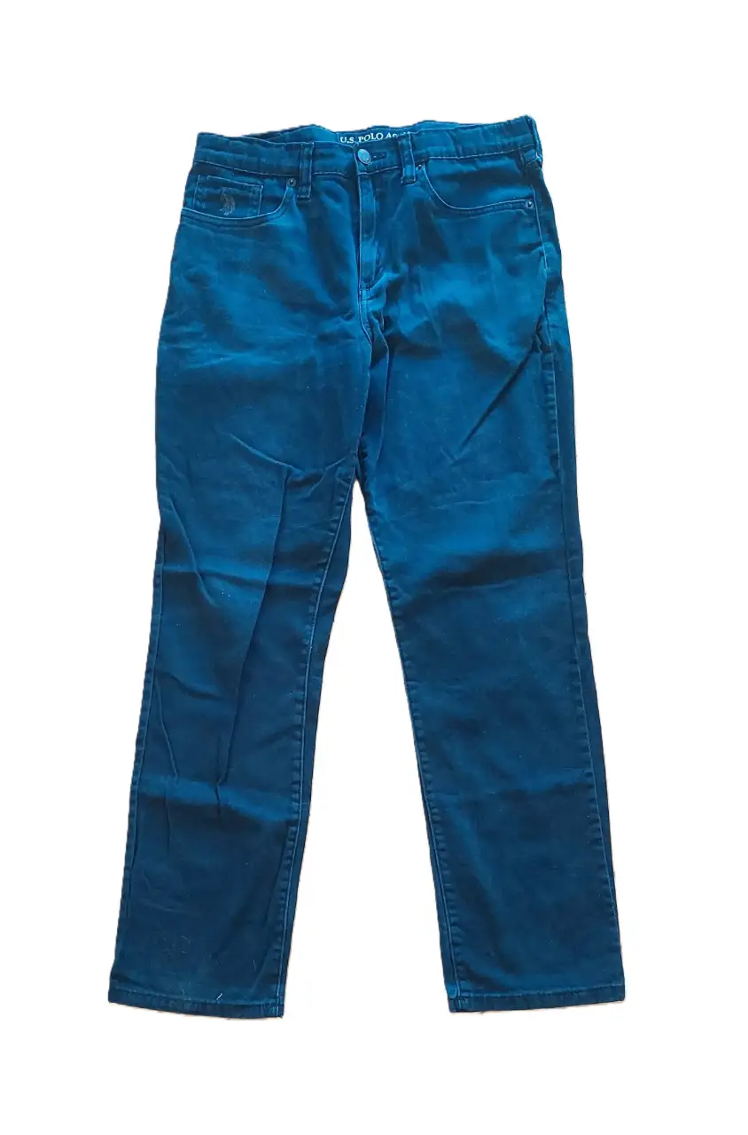 Jeans rectos de hombre, color azul oscuro, con ajuste en la cintura. Marca U.S. Polo Assn. Talle 18.