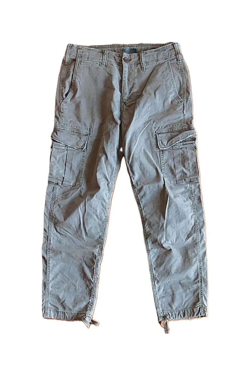 Pantalón cargo American Eagle, color verde militar. Talle 30x30. Con múltiples bolsillos y detalles de desgaste.