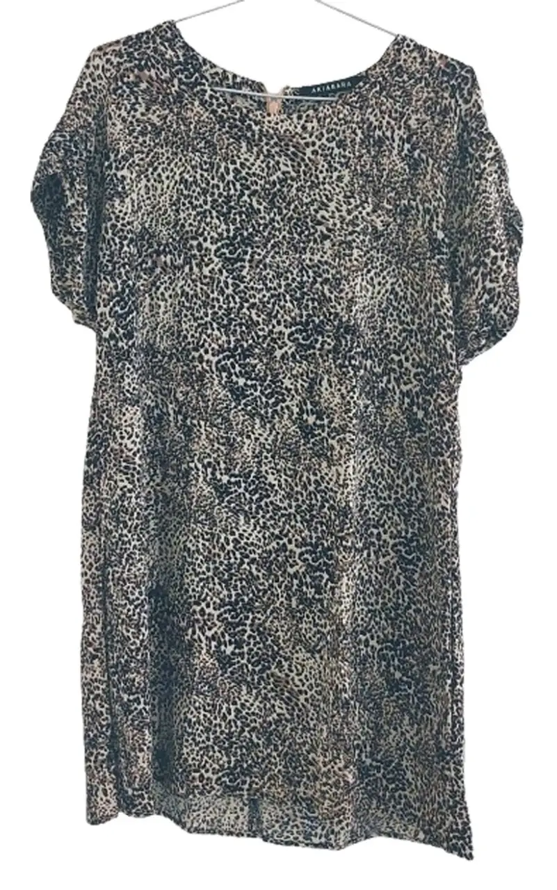 Vestido midi de mujer con estampado de leopardo. Ideal para una salida casual o una fiesta. Confeccionado en tela ligera y cómoda. Diseño moderno y versátil.