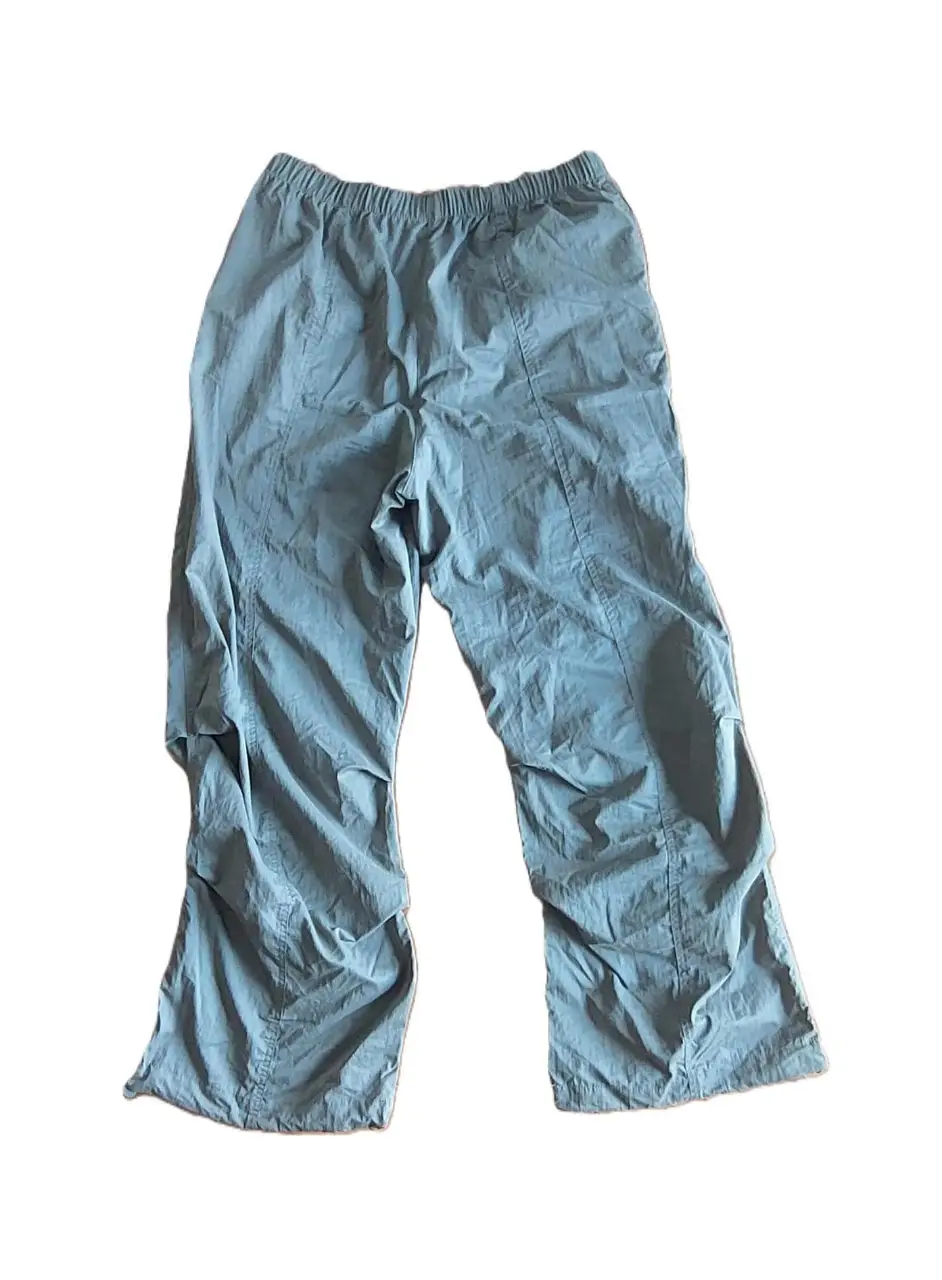 Pantalón suelto de hombre, color verde seco. Tela fresca parachute y ajuste elástico en la cintura. Ideal para un look casual y cómodo.
