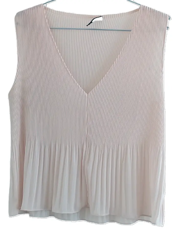 Blusa de mujer CLARA IBARGUREN, talle 40, confeccionada en 100% poliéster. Diseño plisado, sin mangas, ideal para un look elegante y fresco.