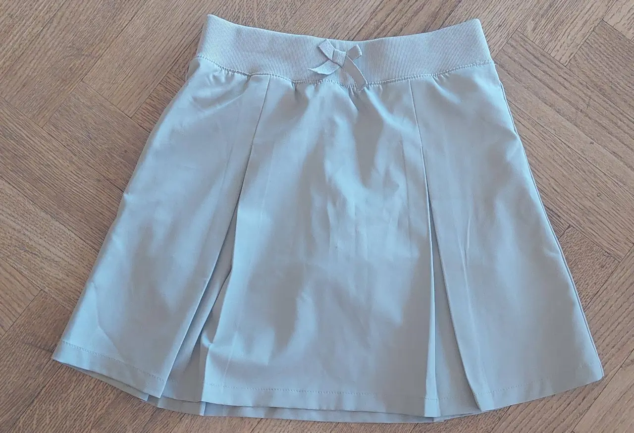 Pollera pantalon de niña celeste, con tablas y cintura elastizada. Ideal para un look casual y cómodo. Talle 10, de la marca French Toast.