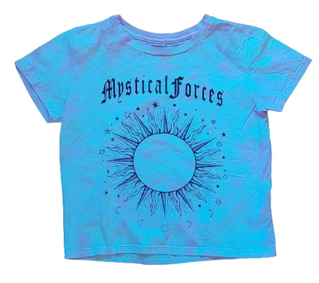 Remera de manga corta con estampado "Mystical Forces" y diseño de sol. Ideal para un look casual y con onda.