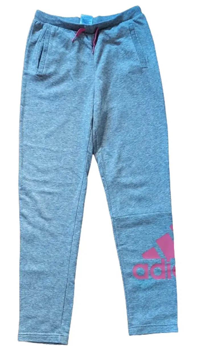 Pantalón de jogging Adidas gris con logo rosa en la pierna. Talle M para adolescentes.