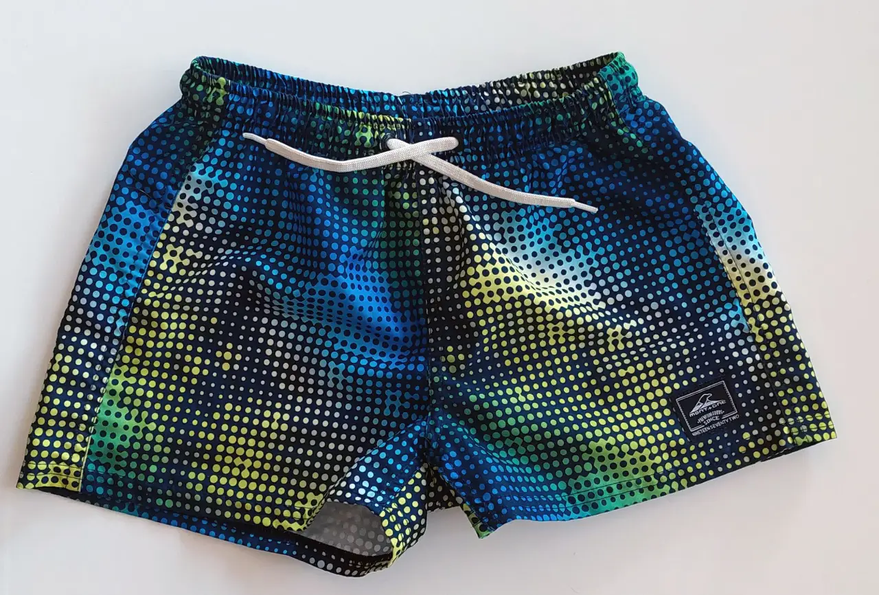 Short de baño Montagne con estampado de puntos en tonos azules y verdes. Ideal para actividades acuáticas y días de playa.