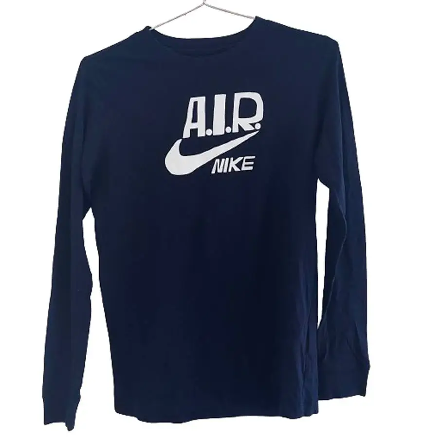 Remera manga larga de hombre, color azul marino con estampado "A.I.R" y el logo de Nike en blanco. Cuello redondo y puños en las mangas. Talle L.