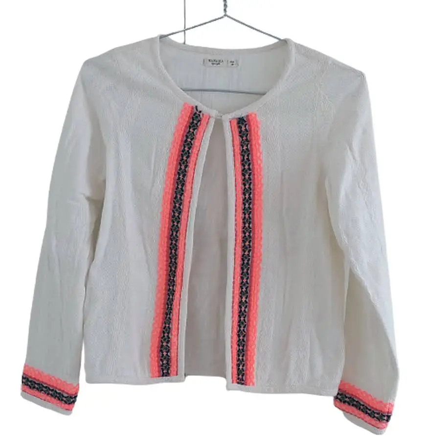 Blusa blanca de manga larga con detalles en rosa y negro en los puños y en la parte delantera. Ideal para un look casual y fresco.