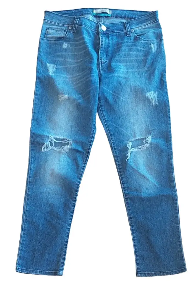 Jeans de mujer rectos, tiro medio, con detalles de roturas y desgaste. Marca Desiderata. Talle 42/28.