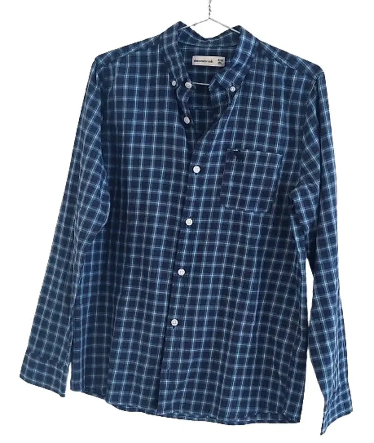 Camisa a cuadros azul y blanca de Abercrombie Kids, con bolsillo en el pecho y botones blancos. Ideal para un look casual y cómodo.